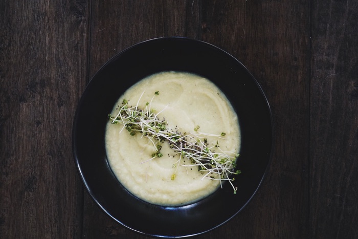 Вся польза минимум калорий: крем-суп из цветной капусты с луком и шафраном