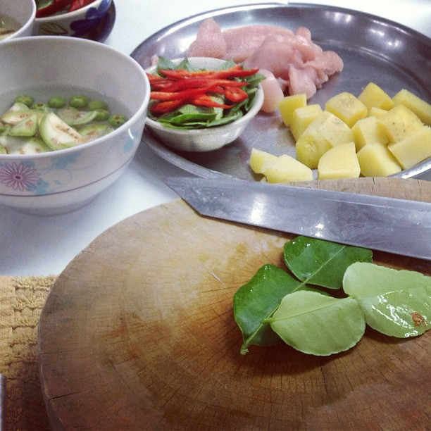 Тайский зеленый карри: паста своими руками и рецепт с курицей и картофелем