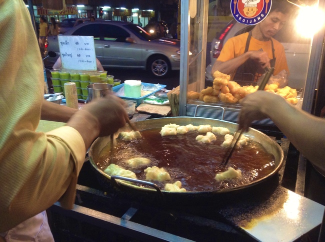 Бангкок поглотил ее и супершоколадный пирог с оливковым маслом (без муки)