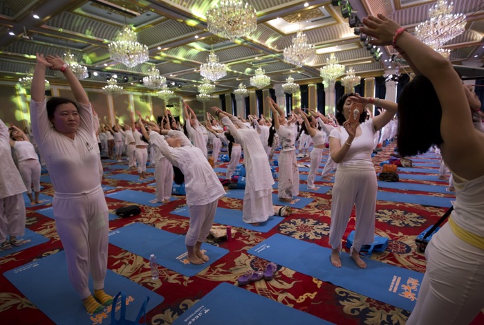 Стелите коврик - как в мире праздновали международный день йоги