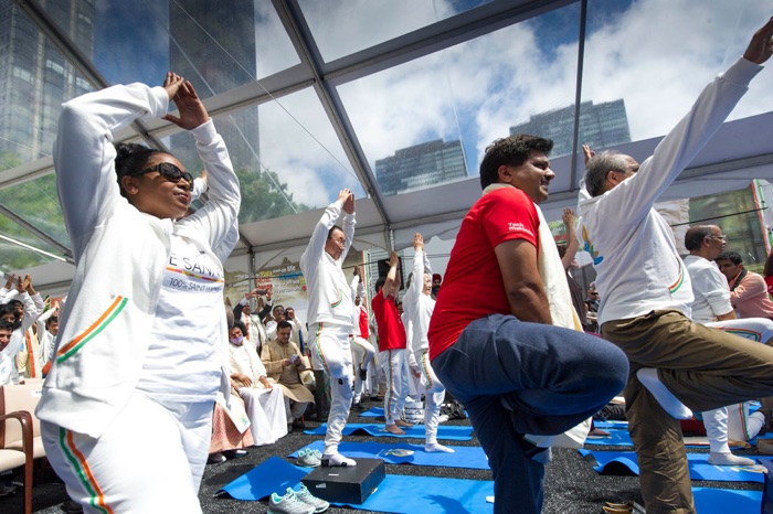 Стелите коврик - как в мире праздновали международный день йоги